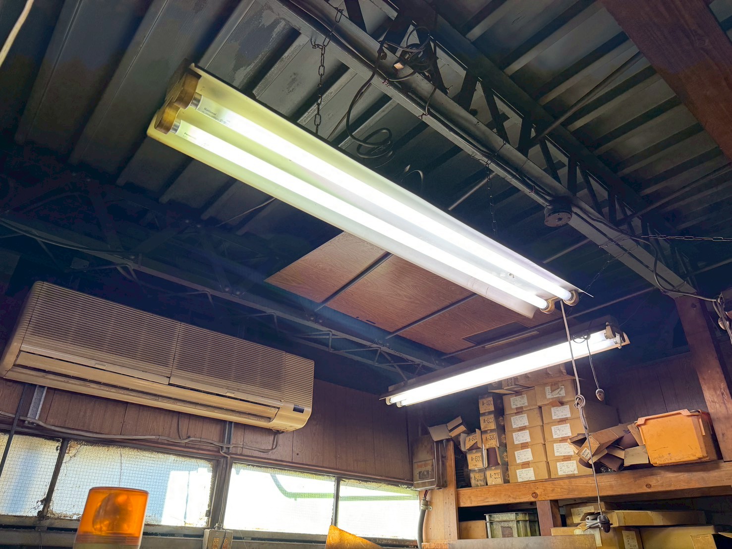 墨田区 工場 LED照明工事 施工前（蛍光灯の劣化）
