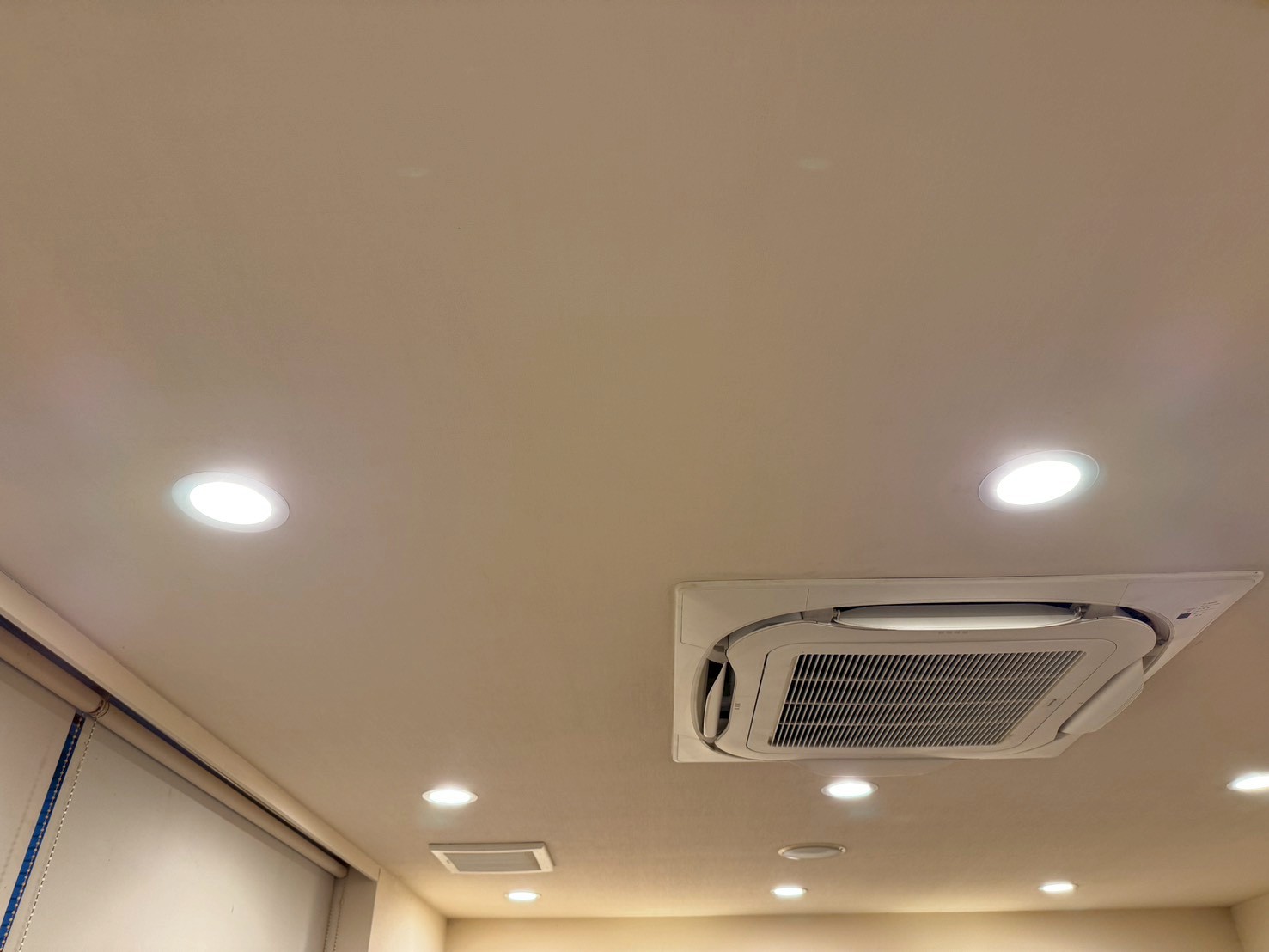 墨田区 飲食店 LED照明工事 施工後①（明るく改善）