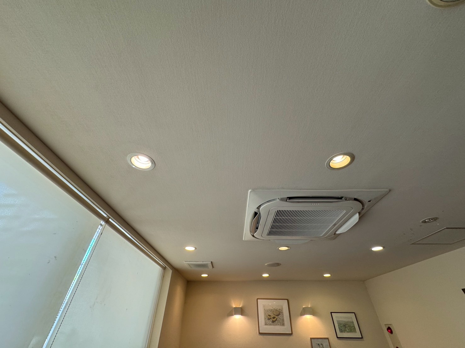 墨田区 飲食店 LED照明工事 施工前①（入口付近の暗い照明）